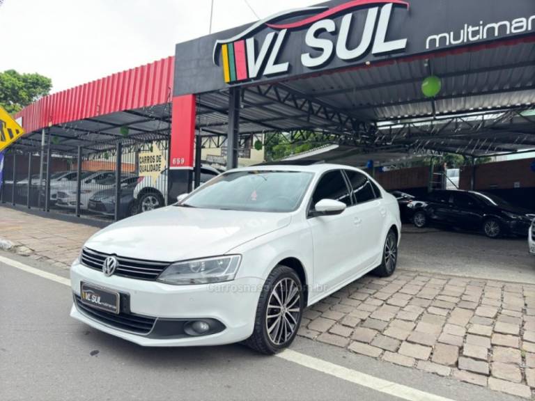 VOLKSWAGEN - JETTA - 2012/2013 - Branca - R$ 69.900,00