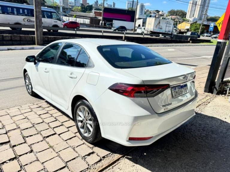 TOYOTA - COROLLA - 2021/2022 - Branca - R$ 120.900,00