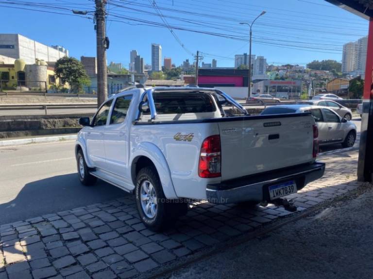 TOYOTA - HILUX - 2015/2015 - Branca - R$ 124.900,00