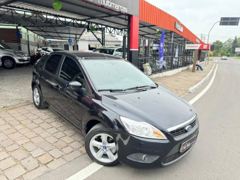 FORD - FOCUS - 2011/2012 - Preta - R$ 33.900,00