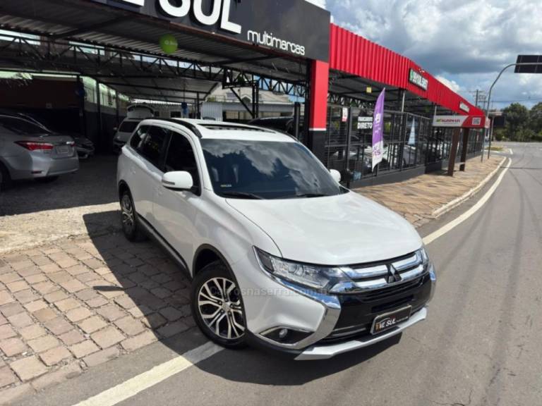 MITSUBISHI - OUTLANDER - 2015/2016 - Branca - R$ 93.900,00