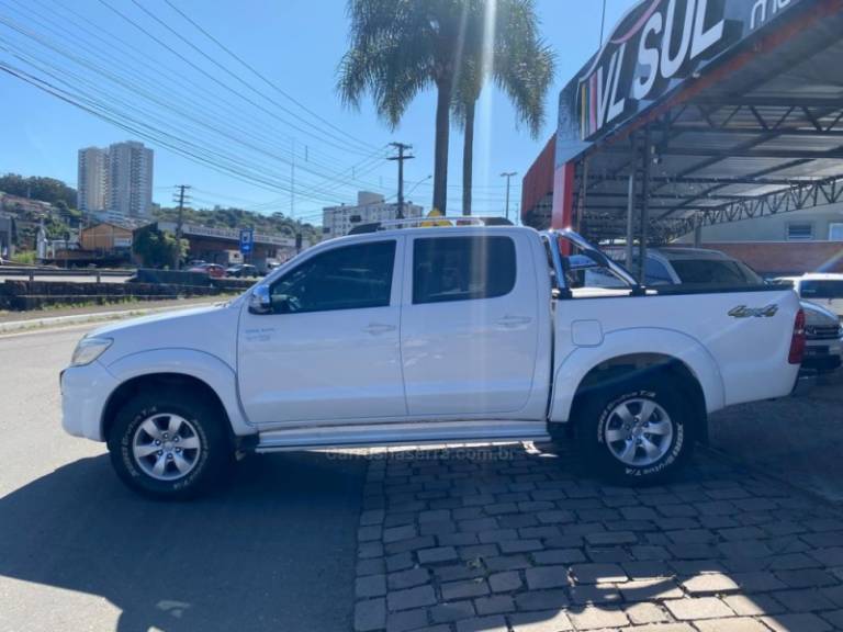 TOYOTA - HILUX - 2015/2015 - Branca - R$ 124.900,00