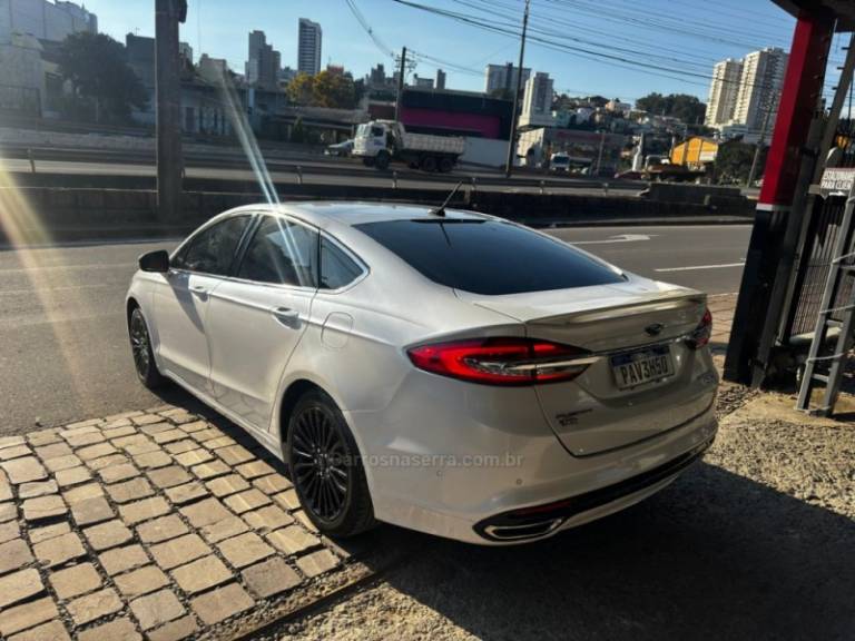 FORD - FUSION - 2016/2017 - Branca - R$ 105.900,00