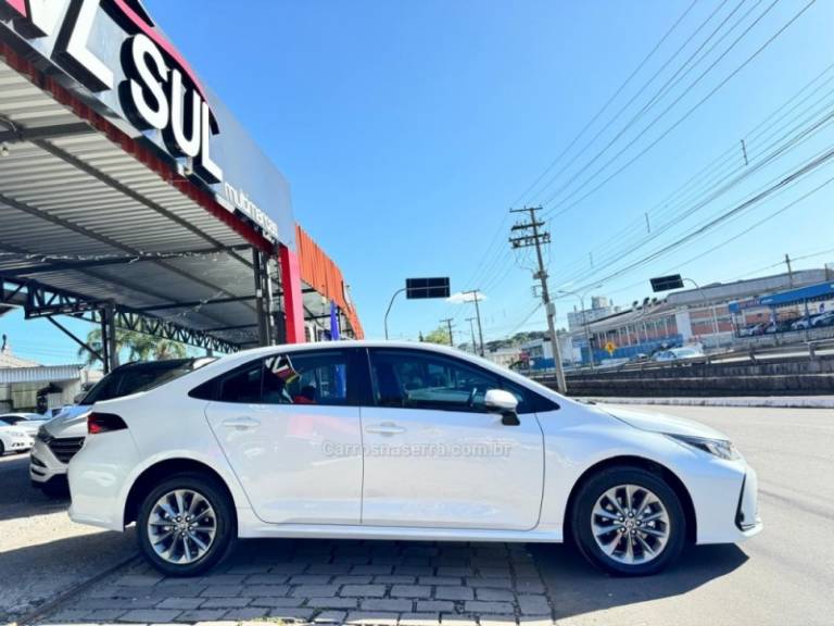 TOYOTA - COROLLA - 2021/2022 - Branca - R$ 120.900,00