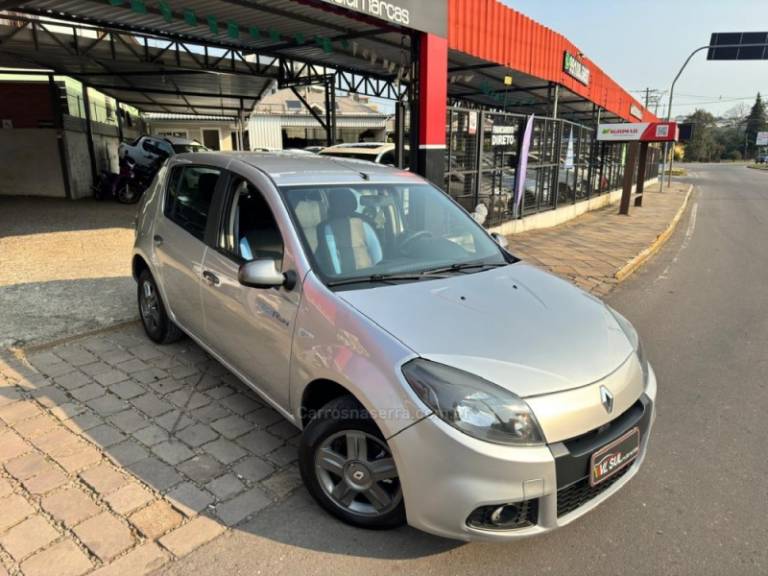 RENAULT - SANDERO - 2013/2014 - Prata - R$ 36.900,00