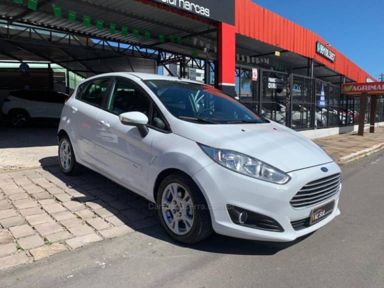 FORD - FIESTA - 2015/2016 - Branca - R$ 52.900,00