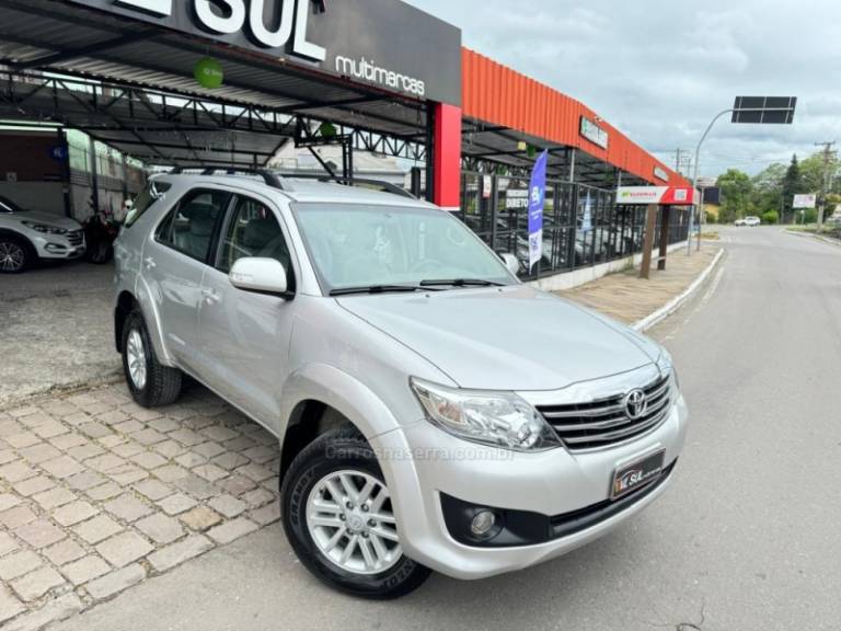 TOYOTA - HILUX SW4 - 2013/2013 - Prata - R$ 113.900,00