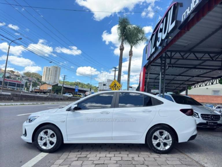 CHEVROLET - ONIX - 2022/2023 - Branca - R$ 83.900,00