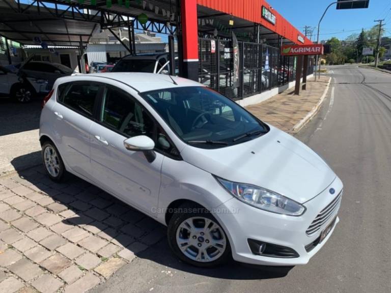 FORD - FIESTA - 2015/2016 - Branca - R$ 52.900,00