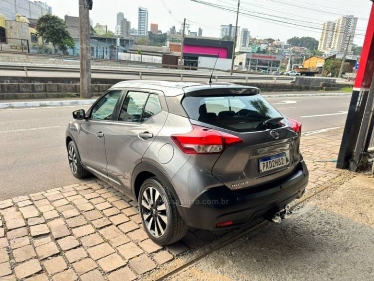 NISSAN - KICKS - 2016/2017 - Cinza - R$ 83.900,00