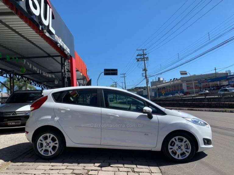 FORD - FIESTA - 2015/2016 - Branca - R$ 52.900,00