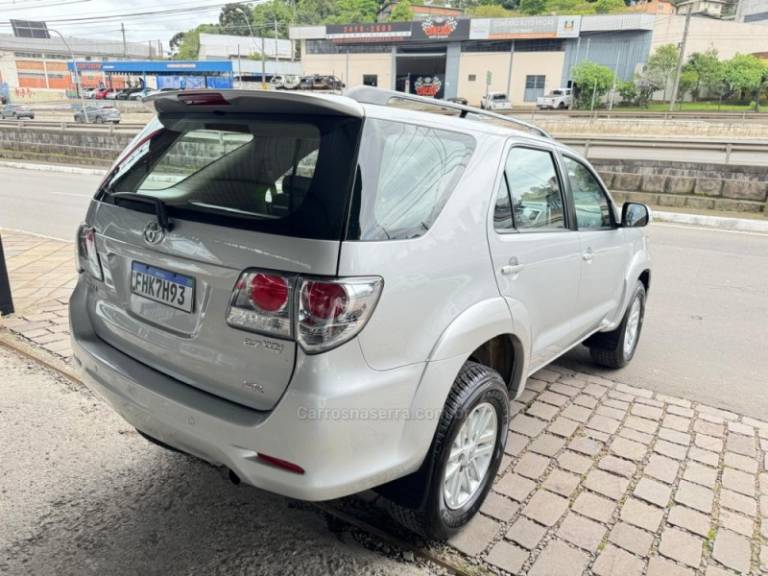 TOYOTA - HILUX SW4 - 2013/2013 - Prata - R$ 113.900,00